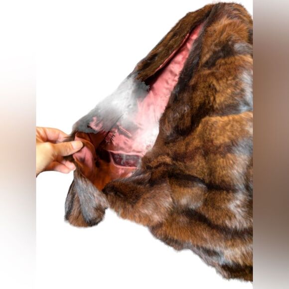 Mink Fur stole in EUC. Pocket like on the sides. One size 19” Shoulder to Sh. - Picture 5 of 5